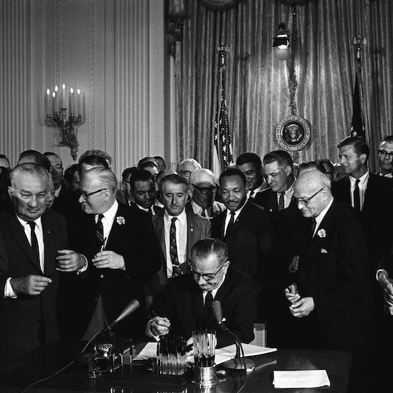 La Civil Rights Act, une des plus importantes lois aux États-Unis depuis la Reconstruction, a été adoptée par le président Lyndon B. Johnson en 1964.