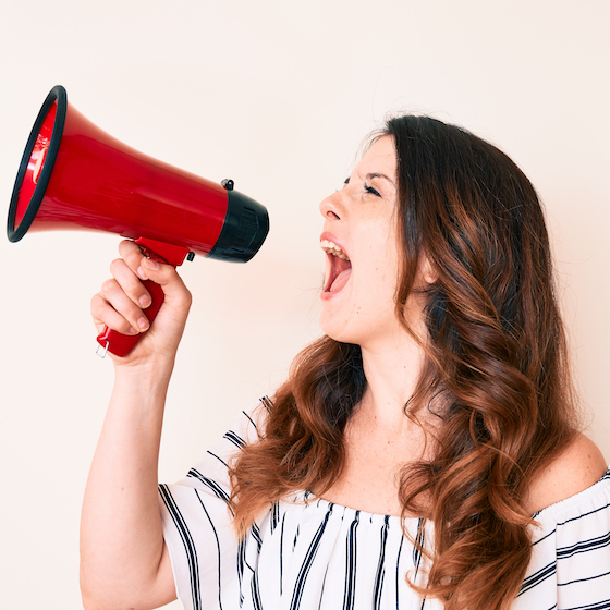 Il n’y a aucune faute dans l’expression suivante : « A corps et à cris » 