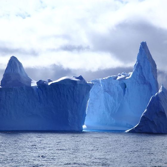t-d-azurite-donnent-la-couleur-bleue-a-certains-icebergs