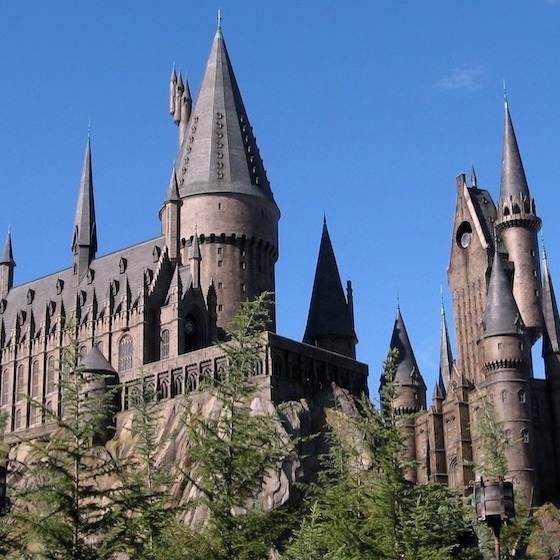 Hogwarts' motto is «Draco dormiens nunquam titillandus.»