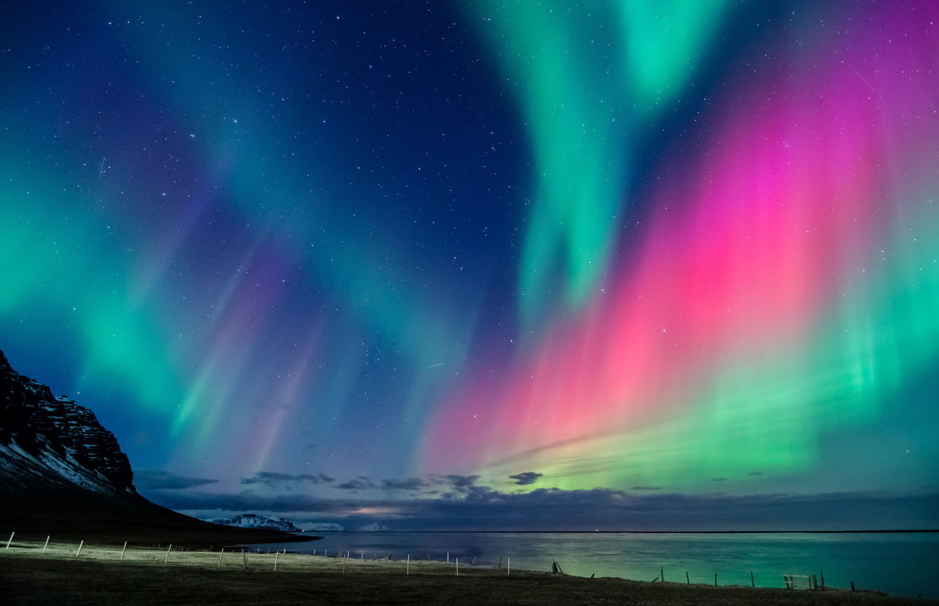 Il existe deux zones aurorales : une dans l’hémisphère nord, et une autre dans l’hémisphère sud.