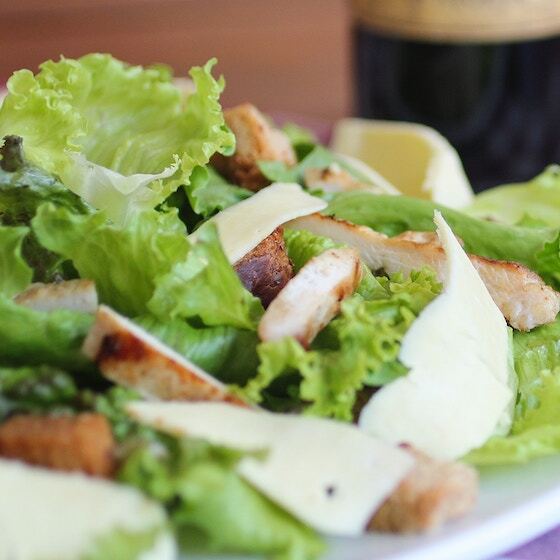 L’homme d'état Jules César a inventé la salade César.
