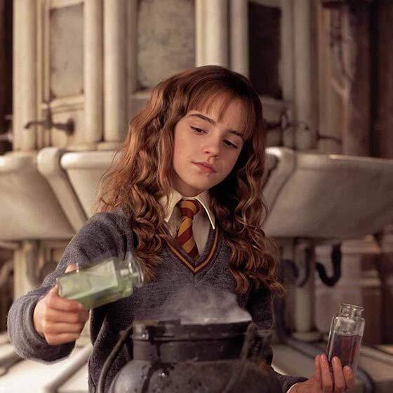 Dans la Chambre des secrets, Hermione pense avoir un cheveu de Pansy Parkison pour le polynectar, mais il s’avère être un poil de chat.