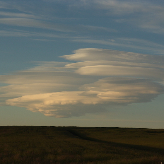 L’altocumulus lenticularis se forme souvent à proximité du sommet d’une montagne.