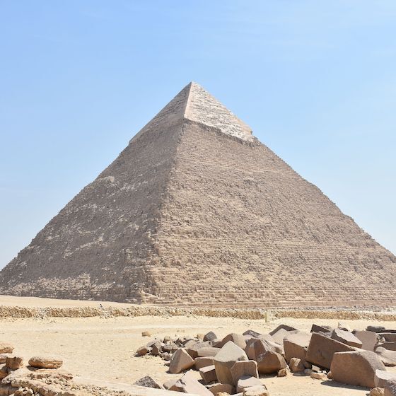 La pyramide de Khéphren est située au centre des trois grandes pyramides d’Égypte.