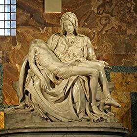 Michel-Ange n’a pas eu le temps de terminer le dos de la Pietà avant le dévoilement officiel de la sculpture.