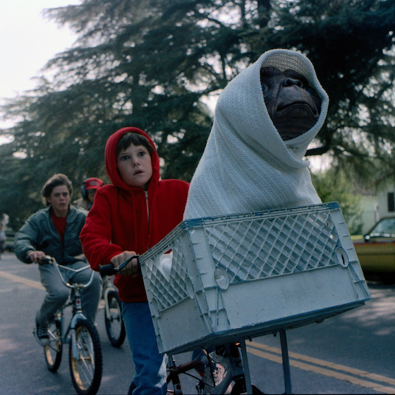 Dans E.T. l’extra-terrestre de Spielberg, E.T. a été créé à l’aide de marionnettes animatroniques contrôlées par des techniciens.