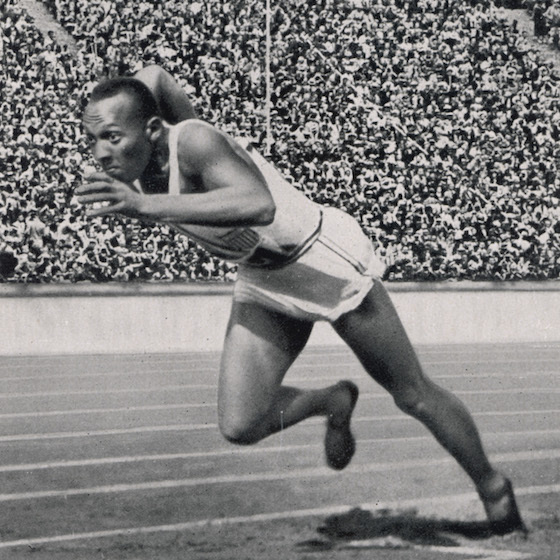 Jesse Owens détient depuis 1935 le record de la personne ayant établi trois records mondiaux le plus rapidement, en seulement 45 minutes. 