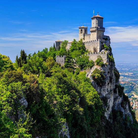 Enclavée à l’intérieur du territoire italien, Saint-Marin est la plus vieille république d’Europe.