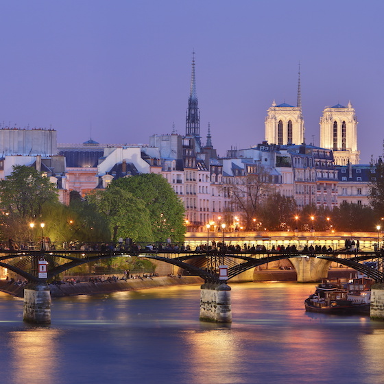 Paris' Pont des Arts has 9 arches.