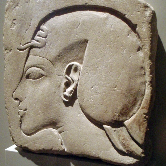 Au cours de son règne, le pharaon Akhenaton réintroduit le polythéisme en Égypte.