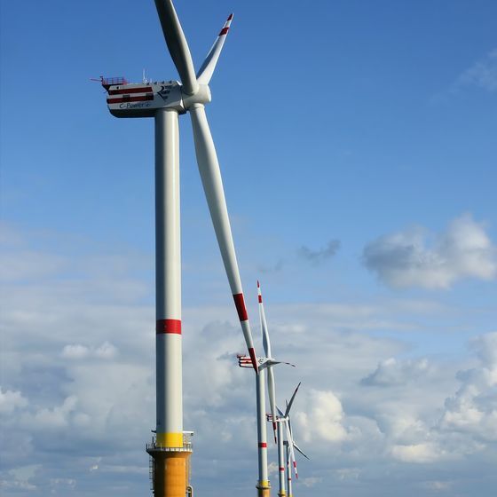 La rotation des pales des éoliennes diminue la pression de l’air près de la structure.