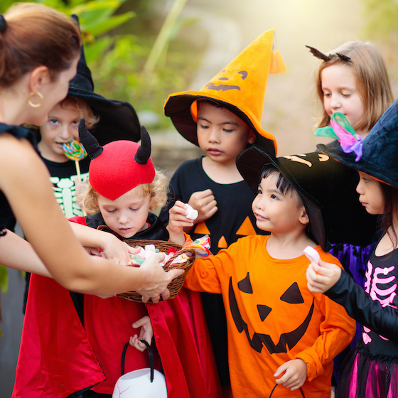 Ce sont les Celtes qui ont commencé à distribuer des bonbons à la porte de leur maison le soir de l’Halloween.