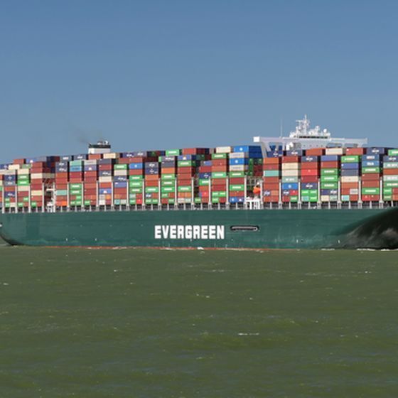 rgreen-s-est-echoue-dans-le-canal-de-suez-forcant-sa-fermeture
