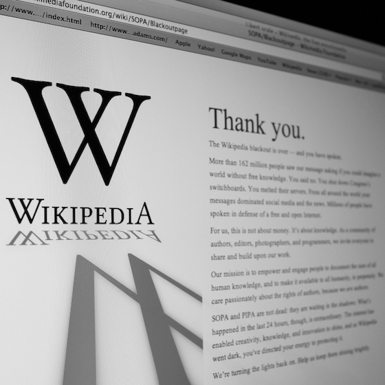 Environ 20 000 personnes contribuent mensuellement à Wikipédia.