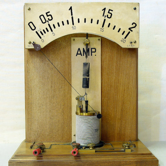 L’intensité d’un courant électrique correspond au flux de neutrons dans un conducteur.