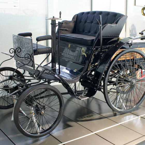 En 1886, Carl Benz fait breveter la première automobile : une calèche à quatre roues dotée d’un moteur à essence.
