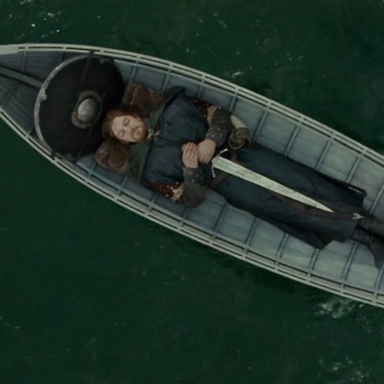 Après avoir déposé le corps de Boromir sur la barque funéraire, Legolas est le premier à chanter une ode funèbre.