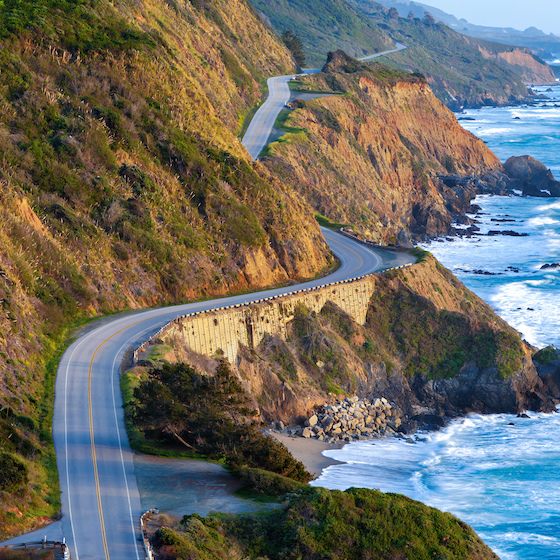 La California State Route 1 s’étend sur quelque 1 046 km (650 mi) le long de la côte du Pacifique.