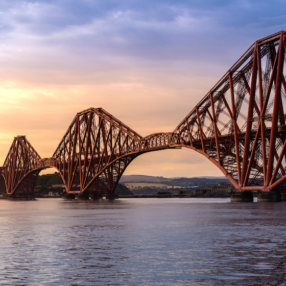 Le pont Forth Bridge en Écosse est le plus long pont à poutres en porte-à-faux au monde.