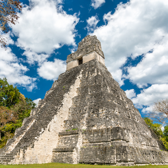 La construction du temple du grand jaguar (Guatemala) a été ordonnée par le roi aztèque Itzcoatl.