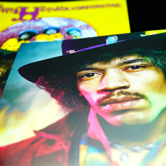 Jimi Hendrix tenait sa guitare à l'envers. 
