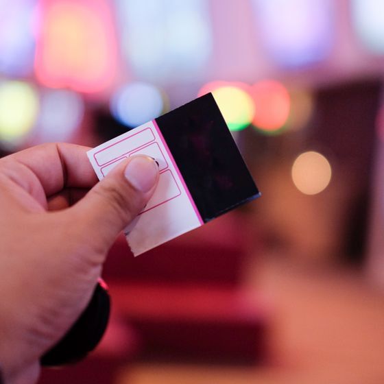 Cette phrase ne contient aucune erreur : « L’ensemble des invités doit présenter son billet à l’entrée. »