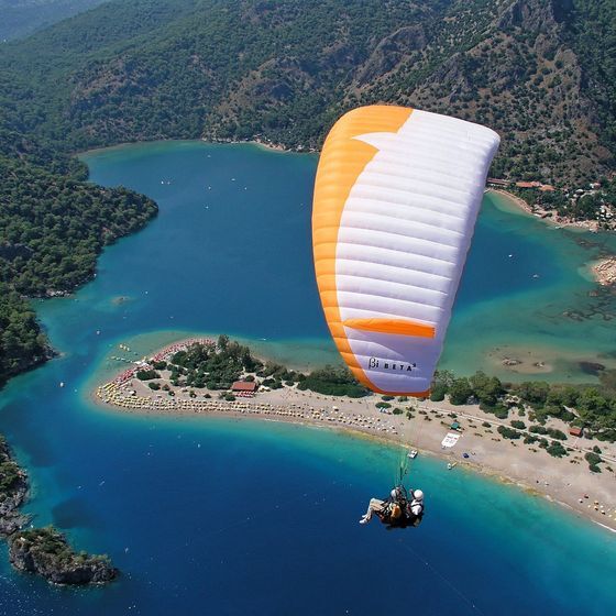No unmarried woman can parachute on Sundays in Florida.