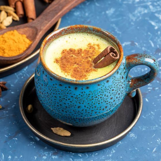 La cardamome et le curcuma proviennent de la même famille de plantes.