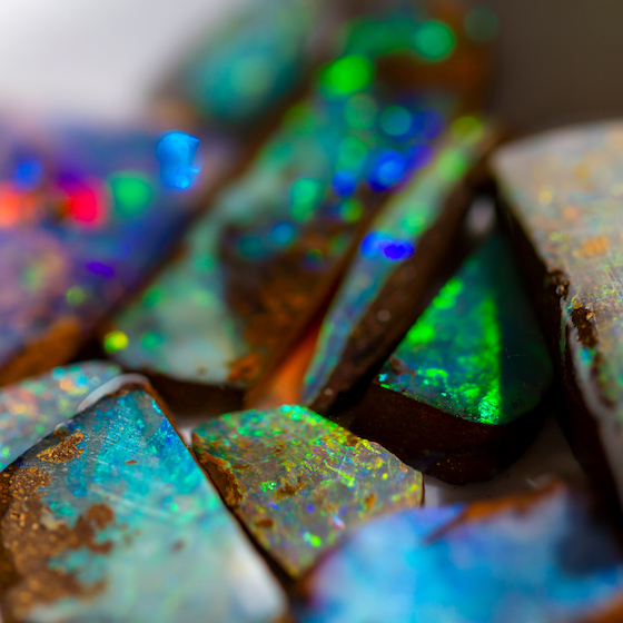 La silice donne aux opales leurs teintes uniques, d’orange et rouge au bleu et au vert.
