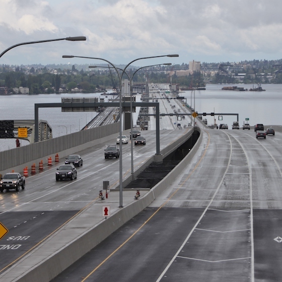 Le pont flottant le plus long au monde traverse le lac Washington (Washington, aux États-Unis).