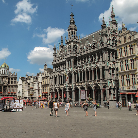 À chacun des sept accès de la Grand-Place de Bruxelles, on retrouve une plaque de bronze installée au sol avec le logo de l’UNESCO.