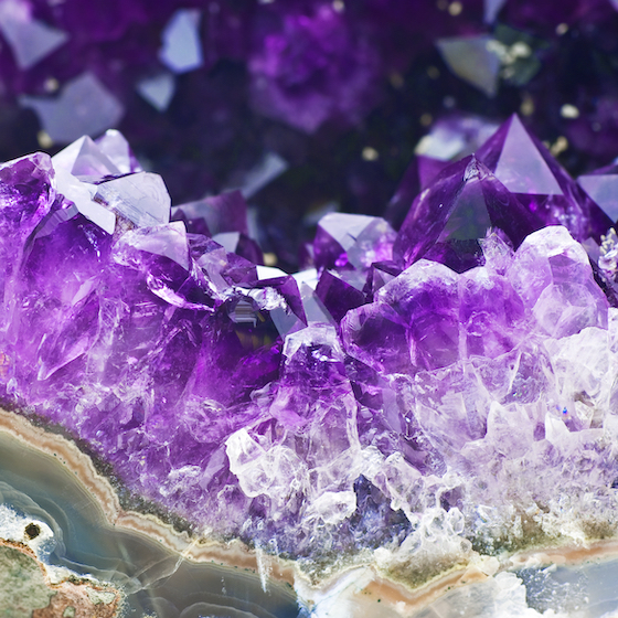 L’améthyste, la pierre de naissance du mois de février, est la variété de quartz la moins chère.