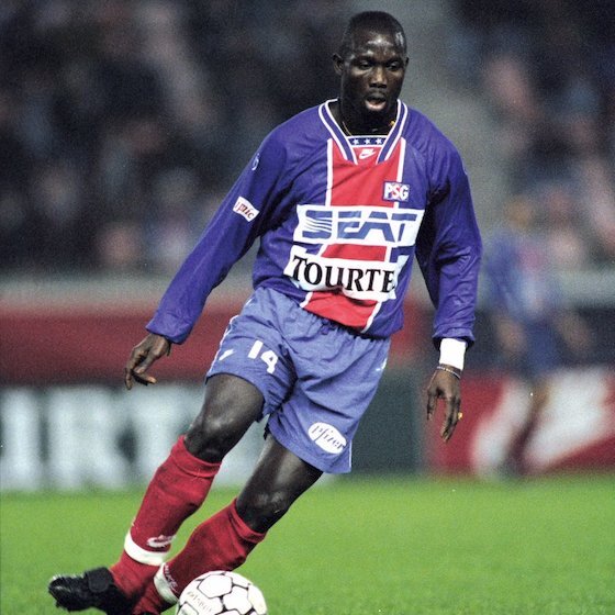 L’attaquant parisien George Weah fut le premier joueur non-européen à remporter le Ballon d’Or.