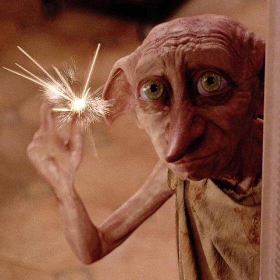La première tactique de Dobby pour empêcher Harry de retourner à Poudlard est de faire écraser un gâteau sur la tête de sa tante.