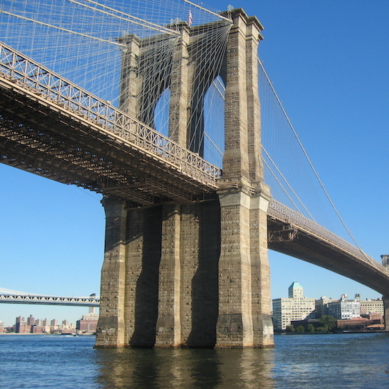 The Brooklyn Bridge crosses the Hudson River in the state of New York (United States).