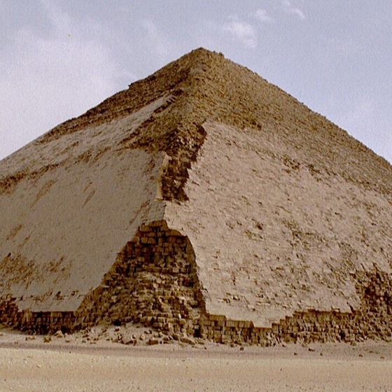 La pyramide rhomboïdale (Égypte) a été bâtie à un angle de 50 degrés.
