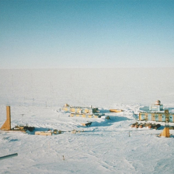 L’existence du lac Vostok, caché sous la station Vostok en Antarctique, a été confirmée autour de 1995. 