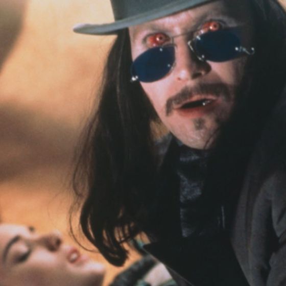 Dans le film Dracula (1992), le meurtre de sa femme conduit Dracula à renier l’Église et à devenir un vampire.