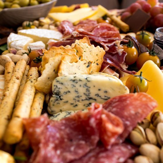La phrase suivante est fautive : « Il y aura dégustation de vins, fromages, chocolats, bières et pâtés. »