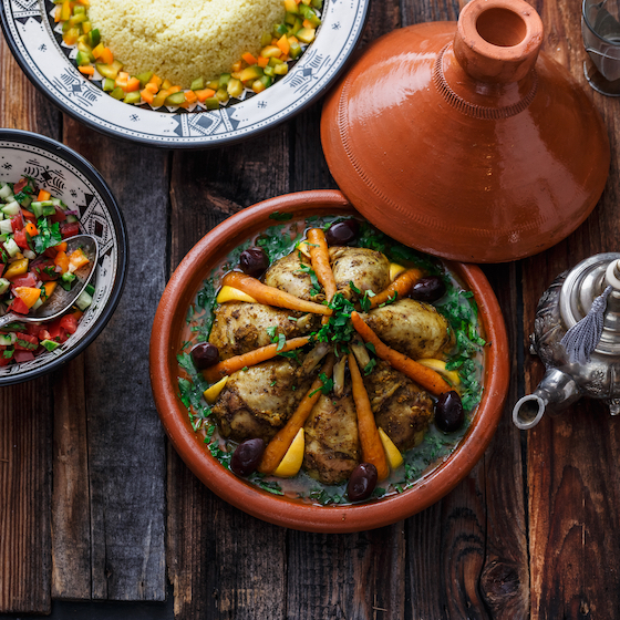 La nourriture au Maghreb est assez fade : elle contient peu d’épices et est constituée de couscous et de légumes.