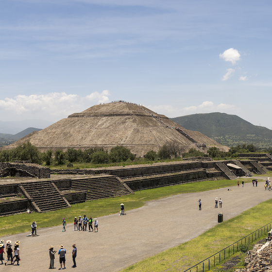 La pyramide du Soleil (Mexique) fait dos au soleil lors du solstice d’été.