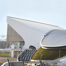 Zaha Hadid, conceptrice du centre aquatique des Jeux de Londres, est la première femme à avoir remporté le prix Pritzker d’architecture.
