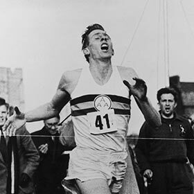 En 1954, Roger Bannister devient le premier athlète à courir le mile (1609,34 m) en moins de quatre minutes (3 min 59,4 s).