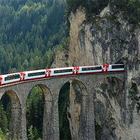En Suisse, le Glacier Express traverse en moyenne un pont par kilomètre parcouru.