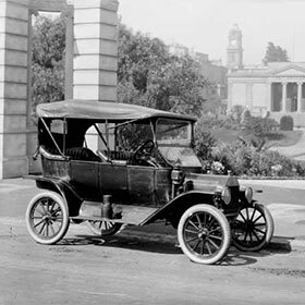 Le modèle T de Ford a été la première voiture à être assemblée à la chaîne.