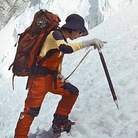Junko Tabei, la première femme à gravir l’Everest, a failli mourir durant une avalanche quelques jours avant son exploit.