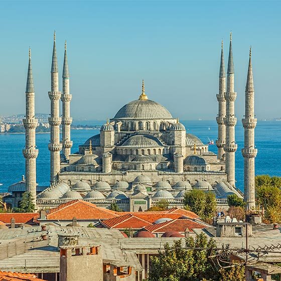 La Mosquée bleue a été la deuxième mosquée du monde, après celle de la Mecque, à posséder six minarets.