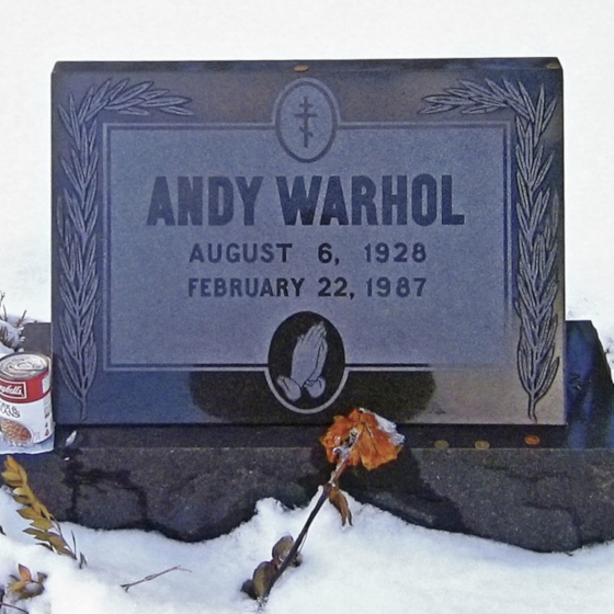 Andy Warhol est mort le lendemain d’une banale opération à la vésicule biliaire, similaire à celle qui avait emporté son père.