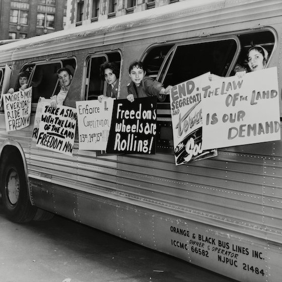 Les Freedom Riders étaient un groupe de treize militants, noirs et blancs, qui s’opposaient à la ségrégation dans les gares d’autobus dans le Sud des États-Unis.